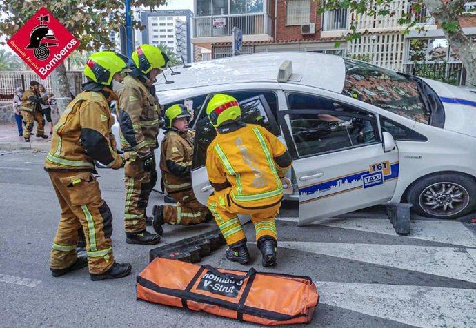 Herida una taxista de tras perder el control de su vehículo y chocar contra otro coche aparcado en Benidorm