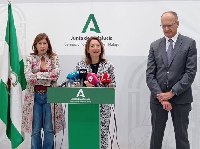 La delegada del Gobierno andaluz, Patricia Navarro, junto con la delegada territorial de Turismo, Gemma del Corral ,y el presidente de Aehcos, José Luque, en rueda de prensa