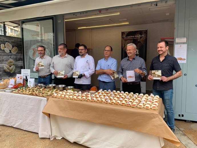 El Govern y el sector de la panadería fomentan el consumo de pan durante la Semana Mundial de este alimento a través del distintivo 'Pa d'Aquí, forn i tradició'