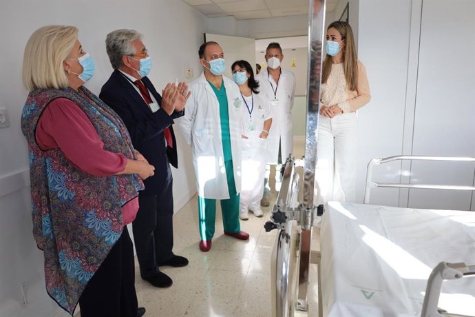 Imagen de la visita a las obras en el Hospital Infanta Elena de Huelva.