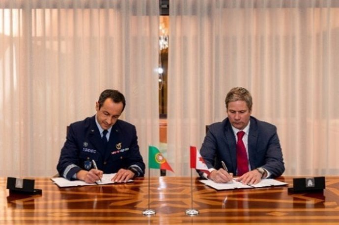 Left: Colonel Jorge Nunes, Head of the Administrative and Financial Service Right: Mathieu Lacroix, Account Director, CCC