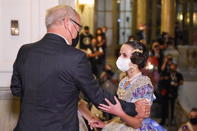 Archivo - El alcalde de València, Joan Ribó, recibe a la Fallera Mayor Infantil, en el acto de su proclamación para las Fallas de Valencia 2022