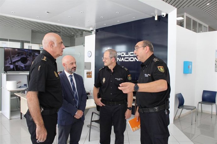 Javier Salas ha visitado las dependencias provisionales que acogen a los agentes de Ronda con el Comisario Principal Jefe Provincial, Enrique Barón.