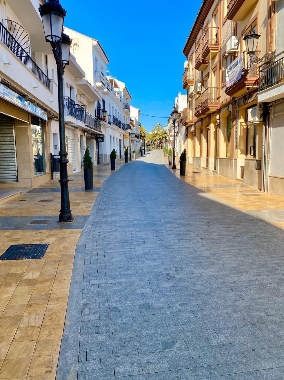 Archivo - Imagen de una calle de Lepe.