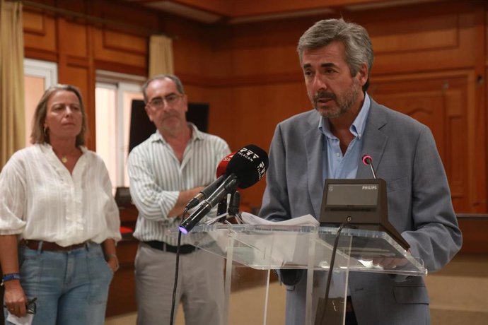 Miguel Ángel Torrico con Isabel Albás y Antonio Álvarez.