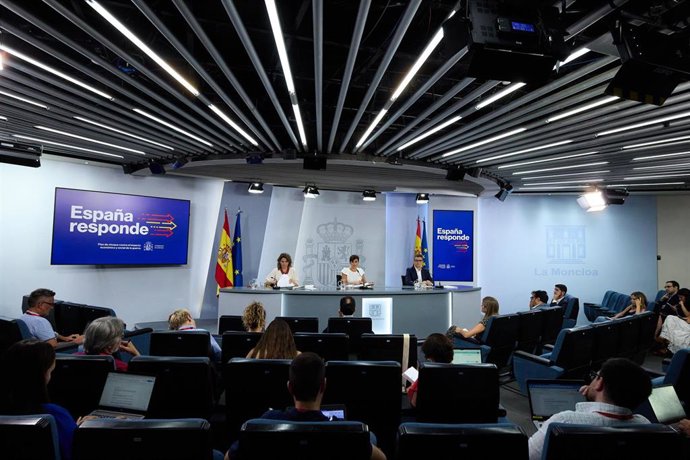 Archivo - Una rueda de prensa posterior al Consejo de Ministros