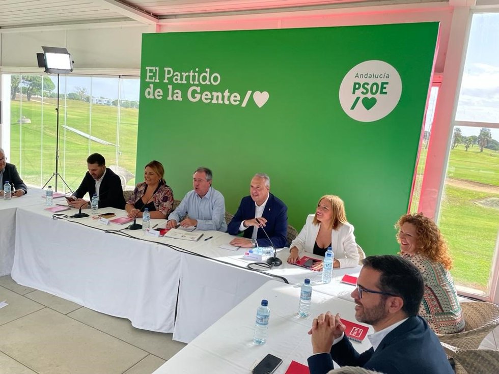 Imagen de este lunes del encuentro en Puerto Real (Cádiz) del secretario general del PSOE-A, Juan Espadas, con alcaldes y portavoces socialistas de la provincia.