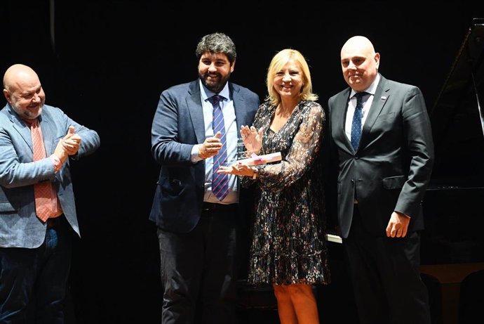 De izquierda a derecha, el presidente del CERMI, Luis Cayo; el presidente de la Comunidad, Fernando López Miras; la senadora Violante Tomás, y el presidente del Cermi Región de Murcia, Pedro Martínez