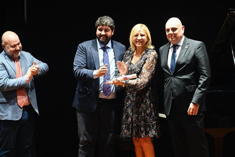De izquierda a derecha, el presidente del CERMI, Luis Cayo; el presidente de la Comunidad, Fernando López Miras; la senadora Violante Tomás, y el presidente del Cermi Región de Murcia, Pedro Martínez