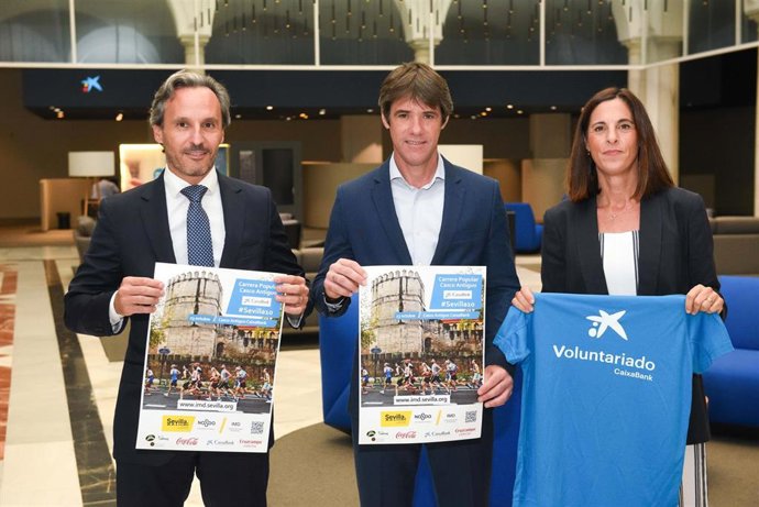 El delegado David Guevara, flanqueado por Daniel Pozo, director del área de Negocio Sevilla Centro de CaixaBank Sevilla, y Mamen Salinas, responsable de Acción Social de CaixaBank Andalucía.