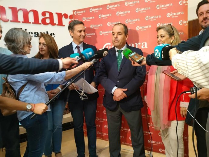 El presidente de la Cámara de Comercio, Carlos Baño y el diputado nacional del Partido Popular, César Sánchez, en declaraciones a los medios de comunicación sobre los Presupuestos Generales del Estado.