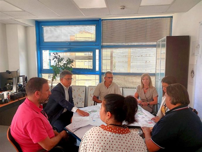 El consejero de Agricultura, Ganadería y Pesca del Cabildo de Tenerife, Javier Parrilla, ha mantenido un encuentro con los alcaldes de Güímar y Arafo, Gustavo Pérez y Juan Ramón Martín, y con la alcaldesa de Candelaria, Mari Brito