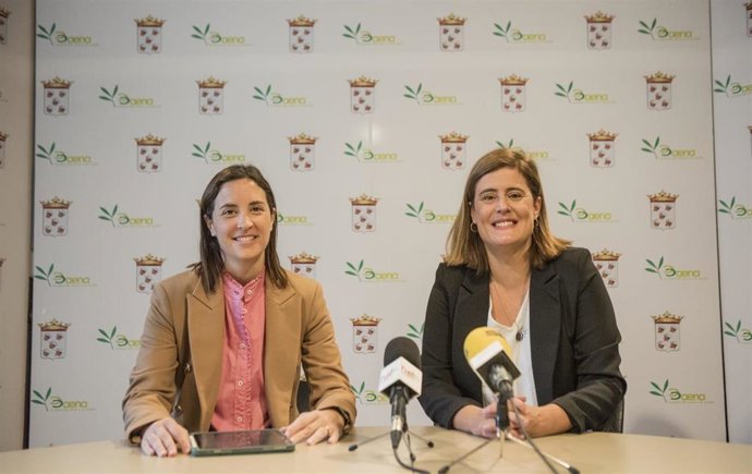 La delegada de Fomento, Vivienda y Articulación del Territorio de la Junta en Córdoba, Cristina Casanueva (izda.), en su visita a Baena.