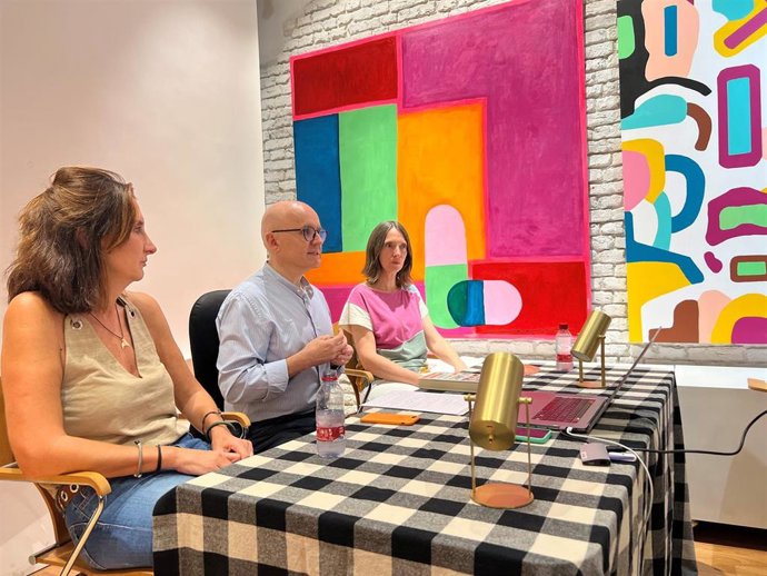 Manuel Jesús Roldán ha estado acompañado por las artistas Teresa Peña y Alexandra Chauchix, que actualmente exponen sus obras en la muestra '¡OJO! Pintura fresca'.