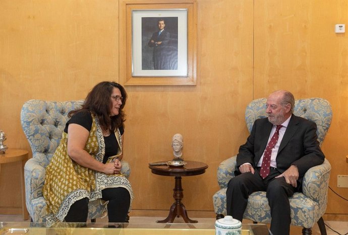 El presidente de la Diputación se reúne con la alcaldesa de Alanís en la sede del organismo provincial.