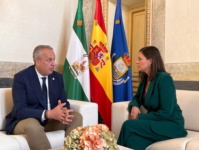 Ruiz Boix con la alcaldesa de San Fernando.