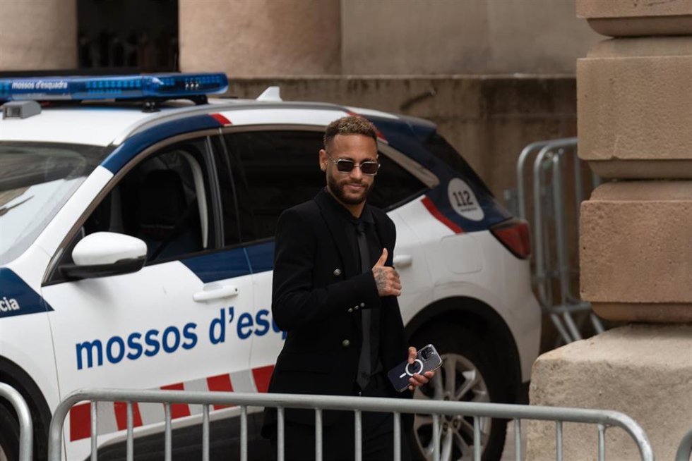El delantero del Paris Saint-Germain Neymar Da Silva a su salida del juicio por el caso Neymar 2, en la Audiencia de Barcelona, a 17 de octubre de 2022, en Barcelona, Cataluña (España).