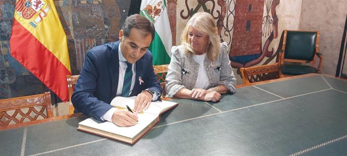 El consejero de Justicia, Administración Local y Función Pública de la Junta de Andalucía, José Antonio Nieto, y la alcaldesa de Marbella, Ángeles Muñoz.