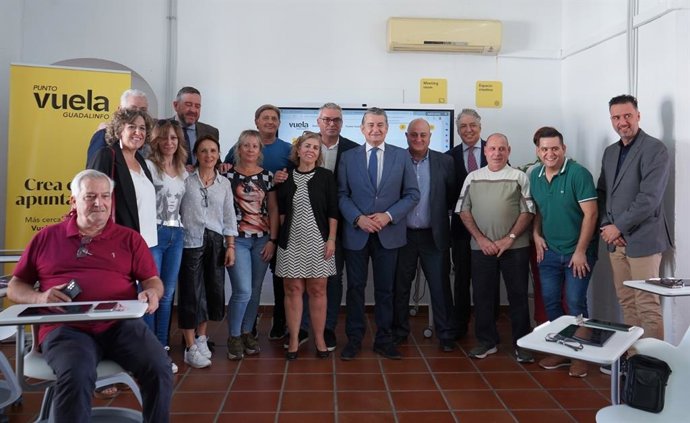 Antonio Sanz (centro), entre Víctor Montoro y Emilio Martínez, en la inauguración del Punto Vuela de Posadas.