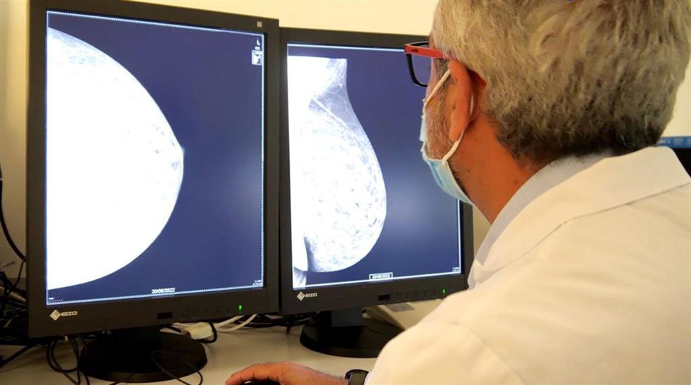 Archivo - Vithas celebra el Día Mundial contra el Cáncer de Mama organizando en Andalucía Aulas Salud y mesas informativas