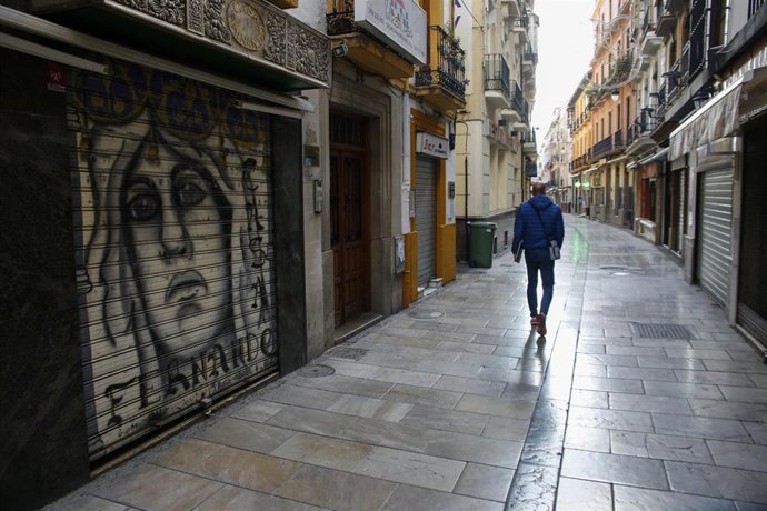 Archivo - La calle Navas de Granada, vacía y con sus comercios y bares cerrados, en una imagen de archivo. 