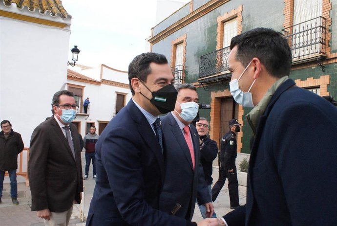 Archivo - El presidente de la Junta de Andalucía, Juanma Moreno, en una visita a Lucena del Puerto (Huelva) en la que se reunión con los regantes.