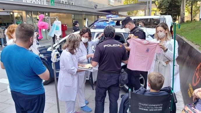 Niños ingresados en el Virgen de las Nieves conocen la labor de la Policía Nacional