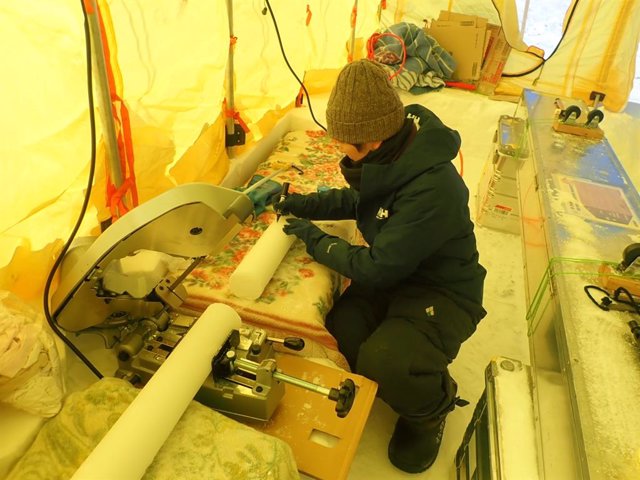 Procesamiento del núcleo de hielo utilizado en el estudio en Groenlandia, poco después de su recolección