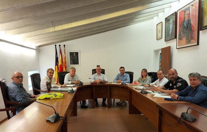 Reunión del conseller de Movilidad de Mallorca, Iván Sevillano, y el alcalde de Sa Pobla, Lloren Gelabert.