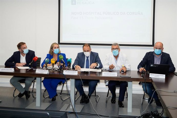 La conselleira de Infraestructuras e Mobilidade, Ethel Vázquez, y el conselleiro de Sanidade, Julio García Comesaña, junto con el delegado territorial de la Xunta en A Coruña, Gonzalo Trenor, y el gerente del área sanitaria, Luis Verde, en la presentaci