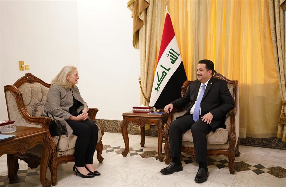 La embajadora estadounidense, Elena Romanowski, y el primer ministro designado de Irak, Mohamed Shiaa al Sudani