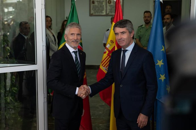 El ministro del Interior, Fernando Grande-Marlaska (i) y el ministro de Administración Interna de Portugal, José Luis Carneiro (d), posan después de su reunión en el Centro de Cooperación Policial y Aduanera de Caya/Elvas