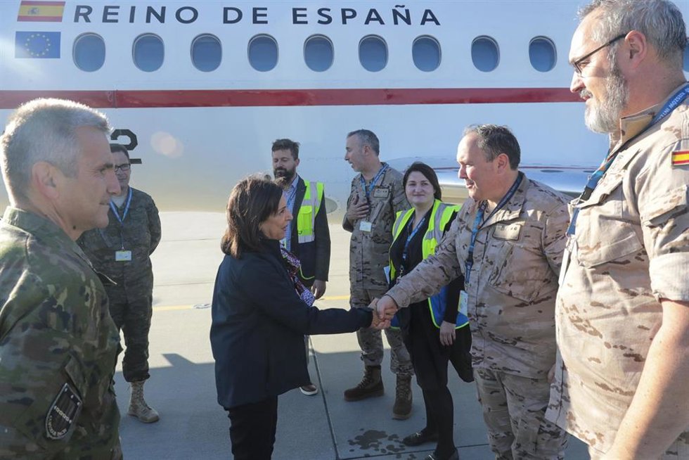 La ministra de Defensa, Margarita Robles, en una visita al centro logístico de Polonia que coordina los envíos a Ucrania