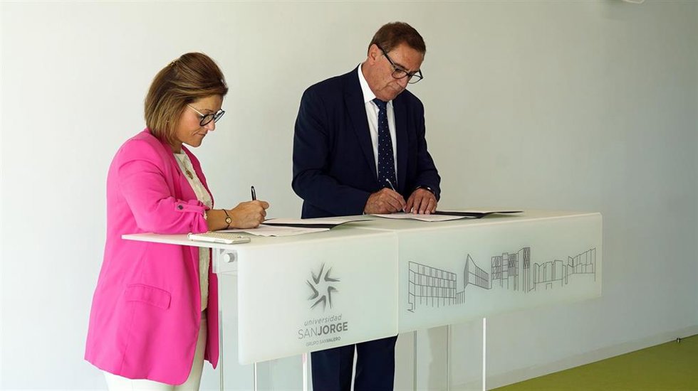 La Rectora De La Universidad San Jorge, Berta Sáez, Y El Presidente De Inycom, Máximo Valenciano.
