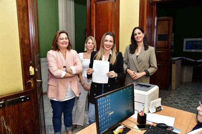 María Fernández tras registrar su candidatura a las primarias de CC para liderar la lista al Cabildo de Gran Canaria