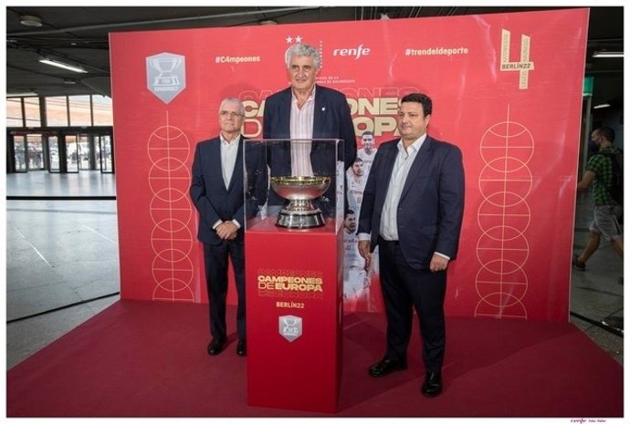 El presidente de Renfe, Isaías Táboas, el director general de la FEB, Óscar Graefenhain, y el exjugador y Embajador de la FEB Fernando Romay posan con la copa del EuroBasket de 2022 ganada por España.