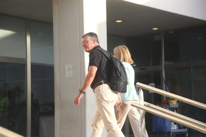 El alcalde de Nerja, Alberto Armijo, y una edil entrando en la Ciudad de la Justicia para el juicio por el vertedero supuestamente ilegal.