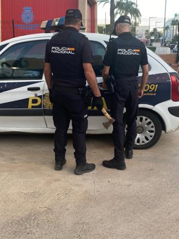 Agentes con el hacha intervenida.