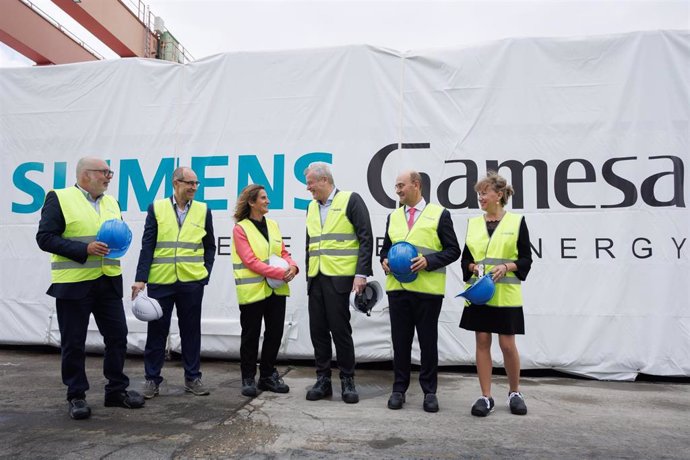 En el centro, la ministra Teresa Ribera visita la fábrica de nacelles de Siemens Gamesa en Ágreda (Soria).