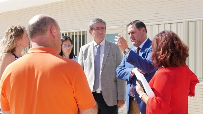 El alcalde de Adra y el delegado de Desarrollo Educativo visitan varios centros escolares.