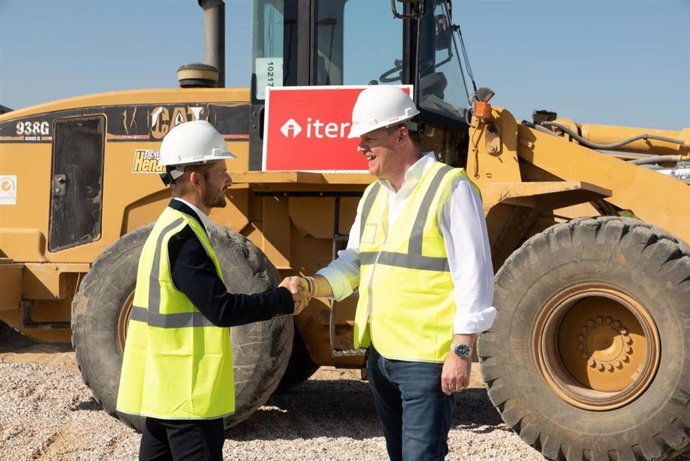 El director general de Itercon, Manuel Marín, y el vicepresidente de Diseño y Construcción de CyrusOne en Europa, Richard Brandon. Construction de CyrusOne en Europa (derecha):