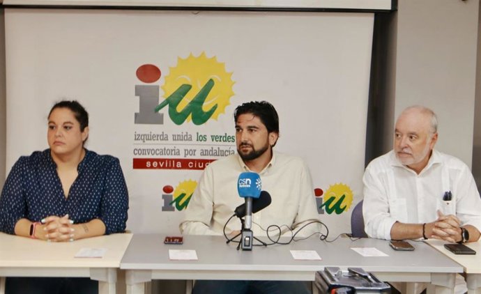 El candidato de IU a la Alcaldía de Sevilla, Ismael Sánchez (en el centro), presenta la web 'Sevillaentretodas.Com' para elaborar el programa electoral de las municipales de mayo.