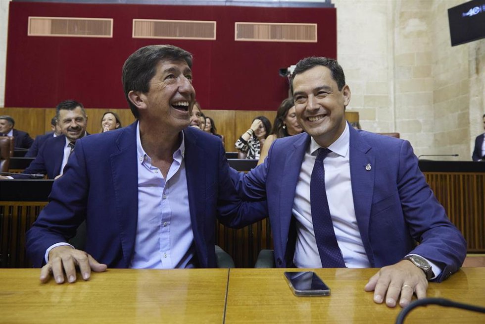 Archivo - El presidente de la Junta de Andalucía, Juanma Moreno, (d) junto al exvicepresidente de la Junta de Andalucía, Juan Marín, (i) en una foto de archivo.