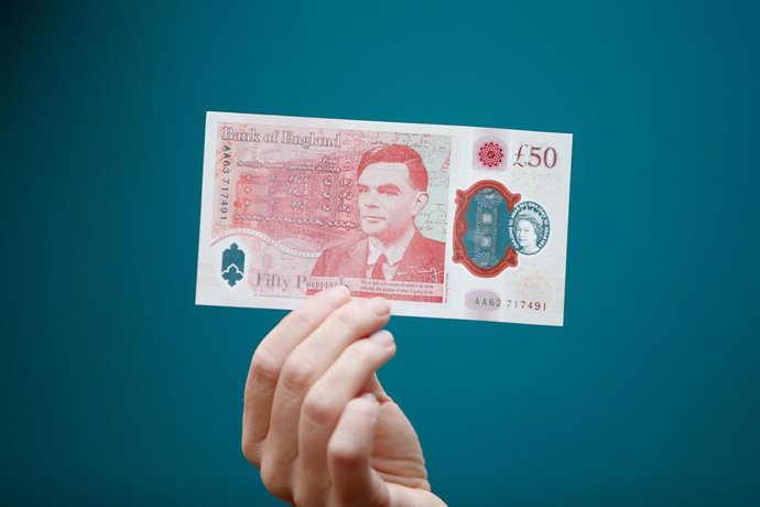 Archivo - 23 June 2021, United Kingdom, London: A new 50-pound banknote bearing the image of scientist Alan Turing is shown by a woman at Daunt Books in London. Photo: Hollie Adams/PA Wire/dpa