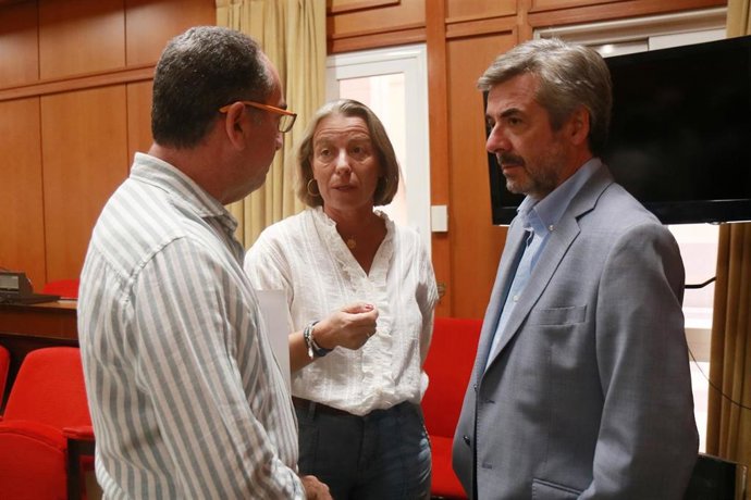 Antonio Álvarez con Miguel Ángel Torrico e Isabel Albás.