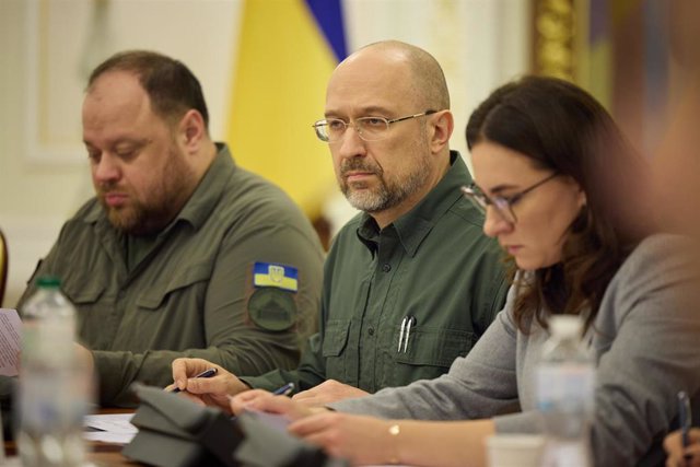 El ministro de Defensa de Ucrania, Oleksei Reznikov, en el centro