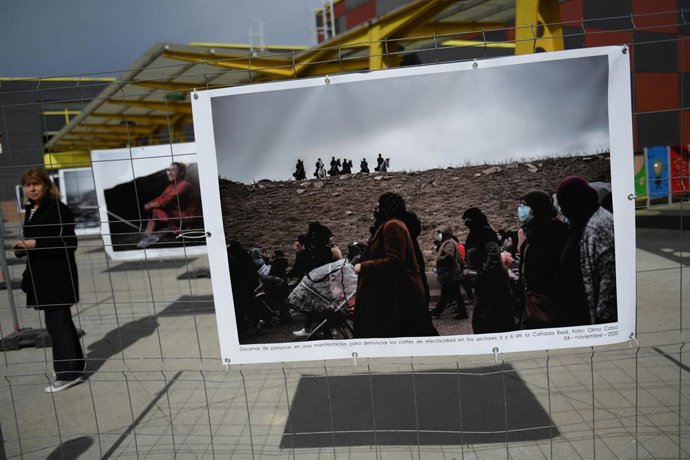 Archivo - Una fotografía del fotoperiodista Olmo Calvo en la exposición Encender la dignidad, en la Casa de Asociaciones de Rivas-Vaciamadrid, a 24 de febrero de 2022, en Rivas-Vaciamadrid, Madrid (España).