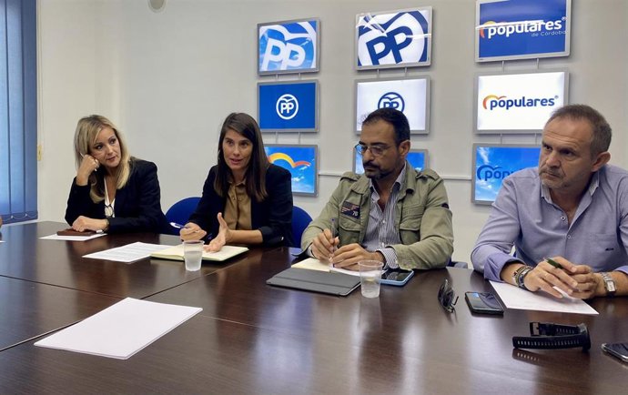 Araceli Cabello en la reunión de trabajo con el Grupo PP en la Diputación, junto a su portavoz, Félix Romero.