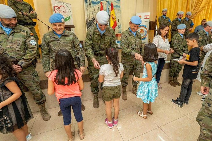 Un momento de la entrega de las becas por los militares españoles a los niños libaneses.