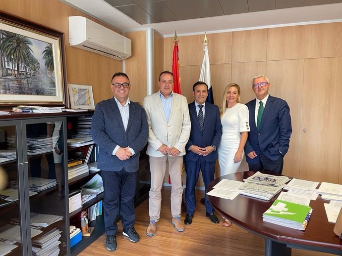 El presidente de Cofares, Eduardo Pastor, ha mantenido este lunes un encuentro con el consejero de Sanidad del Gobierno de Canarias, Blas Trujillo.